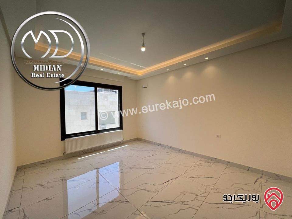 شقة دوبلكس جديدة طابق اخير مع روف للبيع في عمان - ام اذينة مساحة 200م مع تراسات تشطيبات و ديكورات عصرية فاخرة