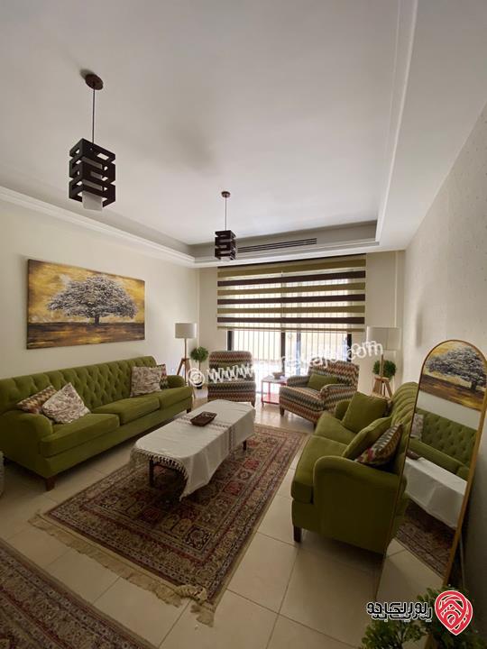 شقة طابق شبه ارضي مساحة 200م داخلي و 70م خارجي للبيع مفروشة في عمان - عبدون