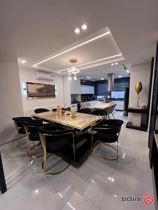 شقة فخمة طابق ثالث دوبلكس مساحة 300م للبيع مفروشة في عمان - مرج الحمام