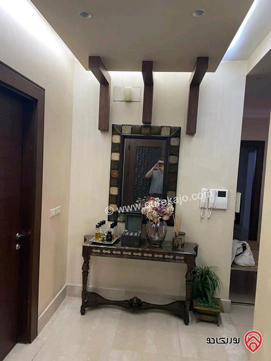 شقة ارضية طابقية مساحة 286م داخلي و حديقة وتراسات 300م للبيع في عمان - أم اذينة