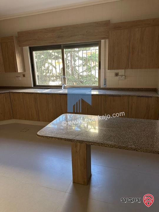 شقة فاخرة طابق ثاني 210م تشطيب سوبر ديلوكس للبيع في عمان - دير غبار