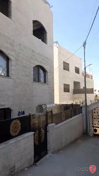 منزل مكون من 3 طوابق على ارض 301م للبيع في عمان - حي عدن في جبل النصر