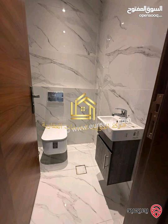 شقة جديدة دوبلكس ثالث مع روف مساحة 250م للإيجار في عمان - ضاحية النخيل 