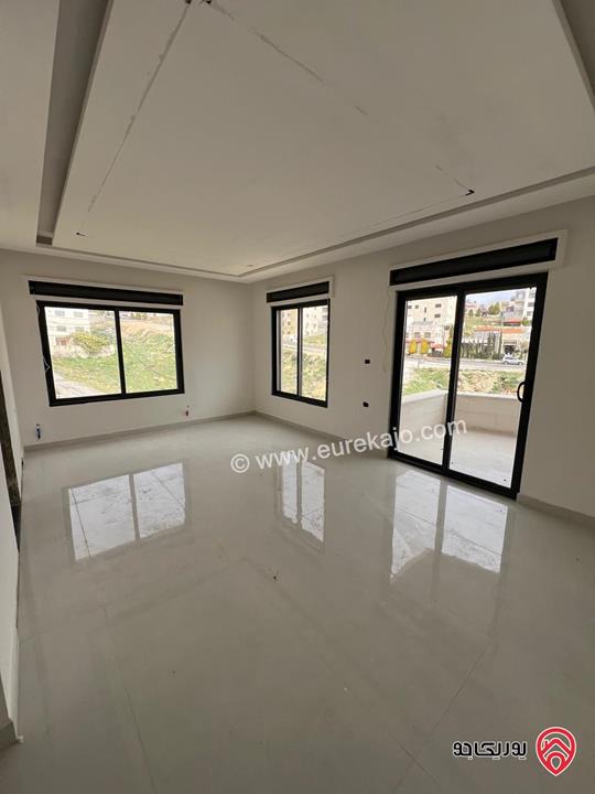 شقة طابقية جديدة ارضية مساحة 231م داخلي و90م ترسات وكراج سيارة خاص للبيع في عمان - الجبيهة - حي المنصور