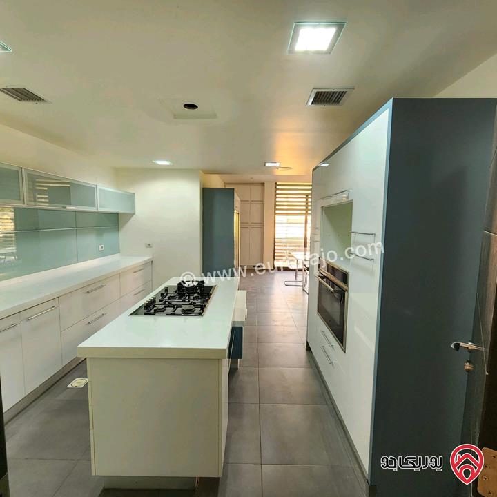 شقة ديلوكس طابق ثالث مساحة 330م للبيع في عمان - جبل عمان مطلة على وادي عبدون