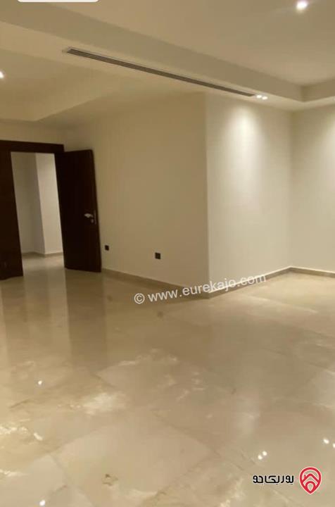 شقة جديدة شبه مفروشة مساحة 210م للايجار في عمان - دير غبار