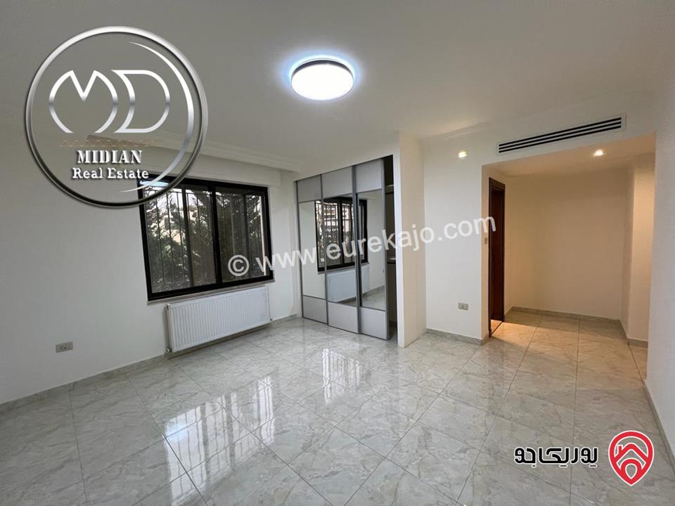 شقة شبه ارضي فارغة للايجار في عمان - عبدون مساحة 200م تشطيبات و ديكورات عصرية فاخرة اطلالة جميلة