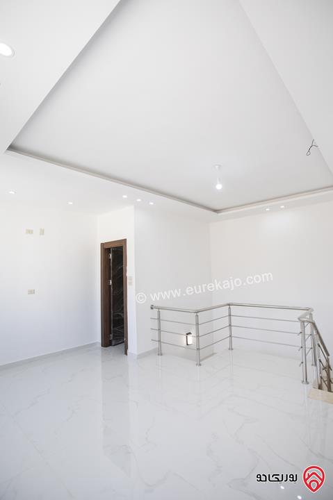 شقة فاخرة طابق ثالث مع روف مساحة 170م مع ترس 100م للبيع في عمان - ابو علندا بسعر مغري جدا مع امكانية التقسيط من المالك