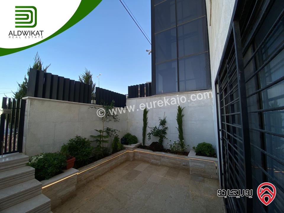 شقة مميزه للبيع في عمان - الجبيهة شبه ارضي اطلالة بانوراما على مطل الجبيهه مساحة البناء 192م ومساحة الترس 25م بلكونه 30م