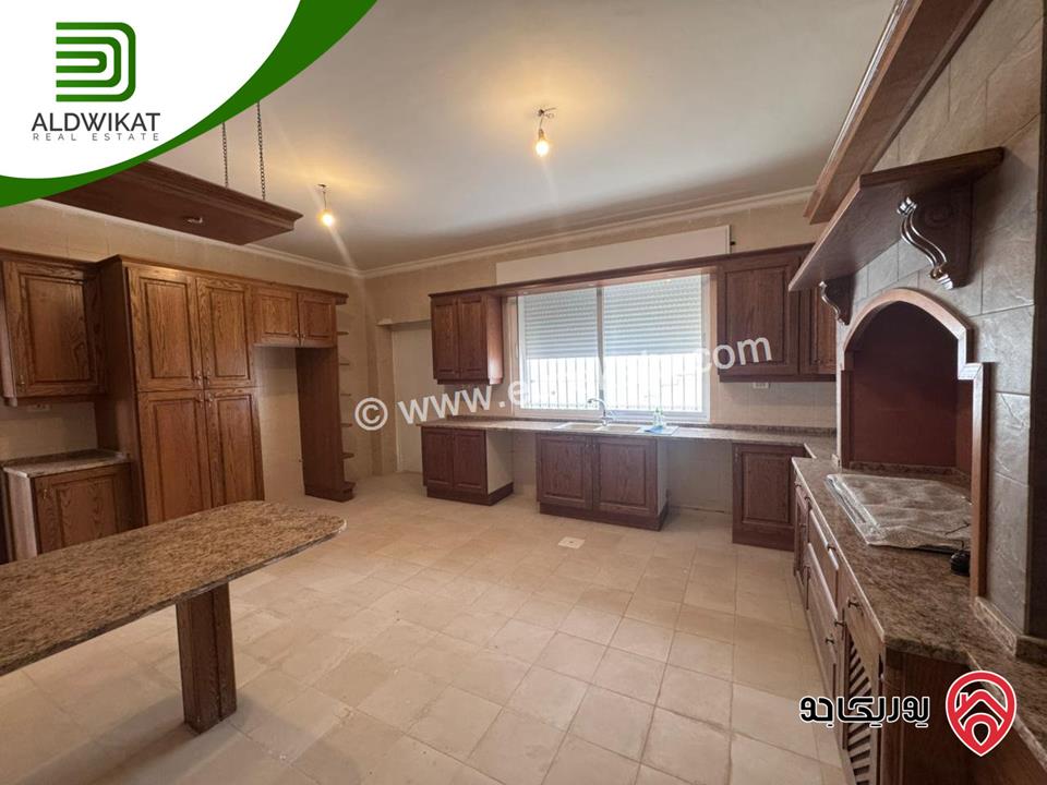 فيلا مستقلة للبيع في عمان - صويلح بالقرب من الحمر مساحة الأرض860م مساحة البناء 390م موقع اطلالة