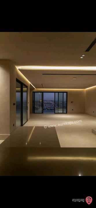 فيلا فاخرة مساحة 700م على أرض 720م للبيع في عمان - دابوق