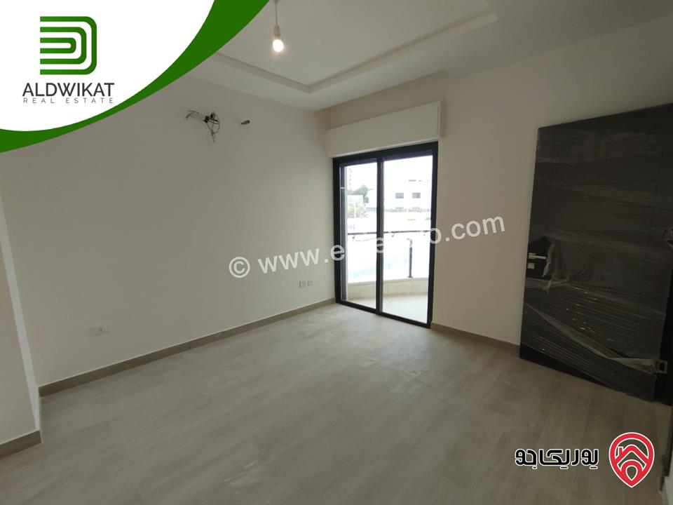 شقة للبيع في عمان - دابوق طابق ارضي مساحة البناء 190م ومساحة الترس 50م