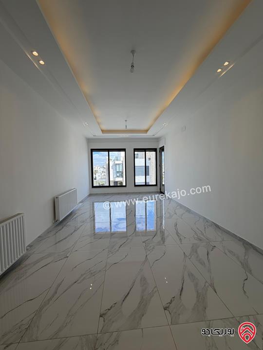 شقة سوبر ديلوكس طابق ثالث مع روف مساحة 229م داخلي و 120م خارجي للبيع في عمان - حي الصحابة  