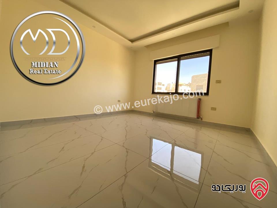 شقة ارضية للبيع في عمان - ضاحية الرشيد مساحة 210م مع ترس 40م تشطيبات و ديكورات عصرية فاخرة جديدة لم تسكن