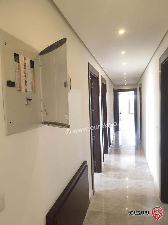 شقه فخمة طابق أول مساحة 250م للإيجار في عمان - أم أذينة