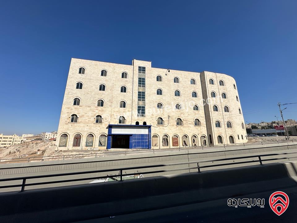 أرض مساحة 6 دونم و 775م عليها مجمع صناعي تجاري مساحة 10 دونم للبيع في عمان  - ماركا شارع الجيش