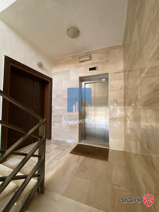 شقة أرضية (شبه فيلا) طابقية فاخرة للبيع في عمان - الرابية قرب الكالوتي 425م مع حديقة وترسات 500م