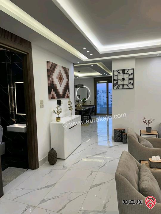 شقة فاخرة طابق ثالث مساحة 242م للايجار مفروشة في عمان - الجبيهة