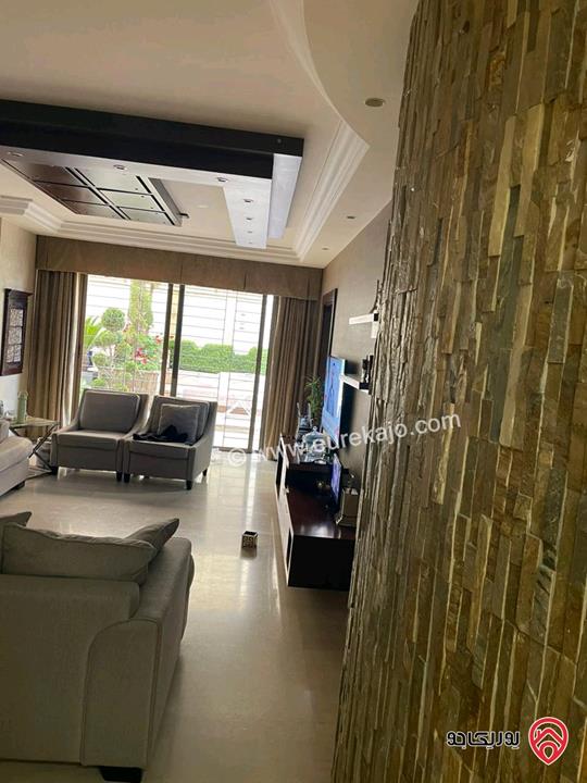 شقة ارضية طابقية مساحة 300م حديقة وتراسات 350م للبيع في عمان - أم أذينة