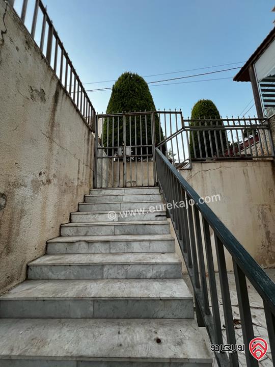 شقة شبه ارضية واسعة مساحة 194م داخلي و 150م خارجي للبيع في عمان - أم أذينة 