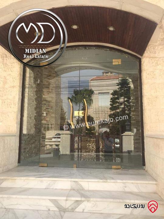فيلا مستقلة مساحة البناء 650م على أرض 750م تشطيبات و ديكورات سوبر ديلوكس مع تراسات و حدائق بسعر مميز جداً للبيع في عمان - ام اذينة