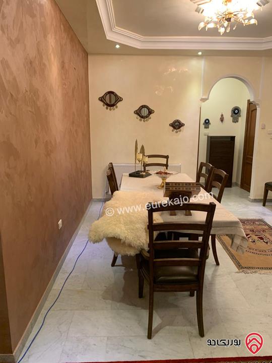 شقة طابق ثالث مع روف مساحة 200م للبيع في عمان - الرابية