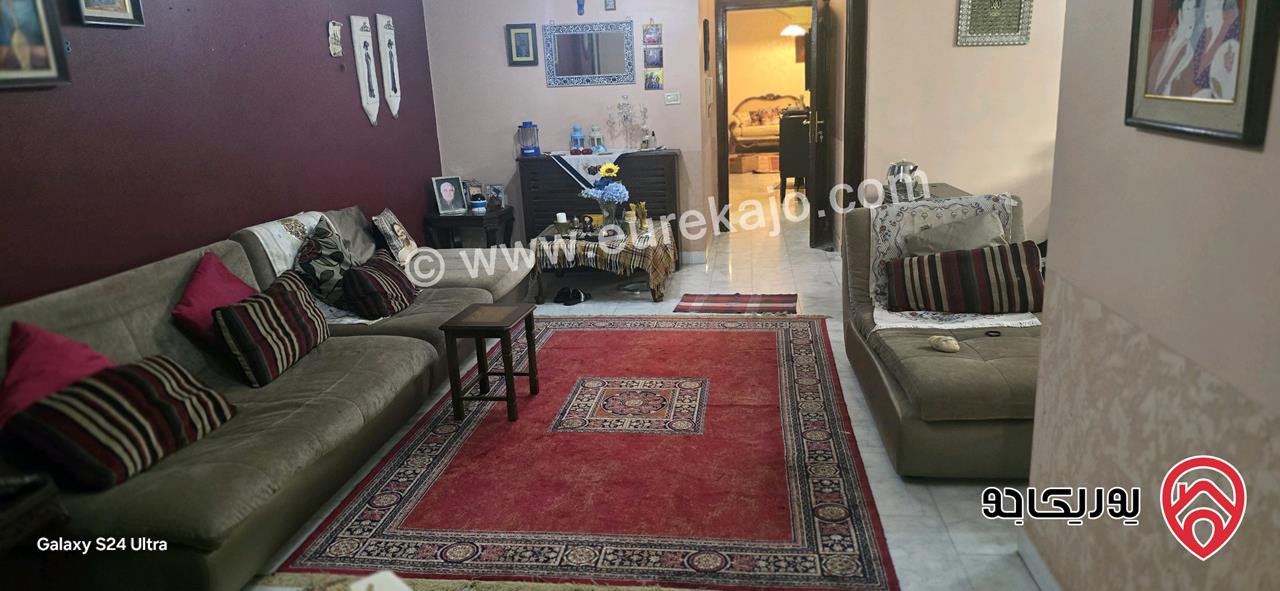 شقة شبه ارضيه مكشوفة مساحة 210م حديقة وتراسات 200م للبيع في عمان - الرابية