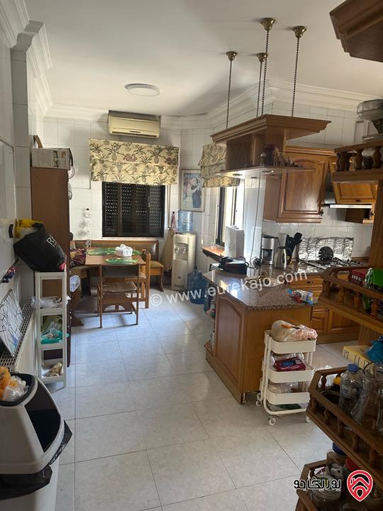 شقة واسعة مريحة مساحة 211م على شارعين تصميم كلاسيك للبيع في عمان - أم أذينة