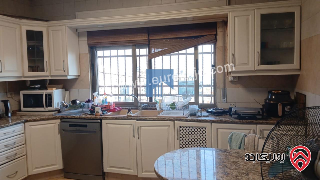 شقة طابقية طابق ثاني 170م تشطيب سوبر ديلوكس للبيع في عمان - الرابية