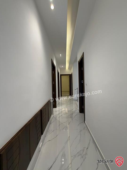 شقة سوبر ديلوكس طابق ثالث مع روف مساحة 229م داخلي و 120م خارجي للبيع في عمان - حي الصحابة  