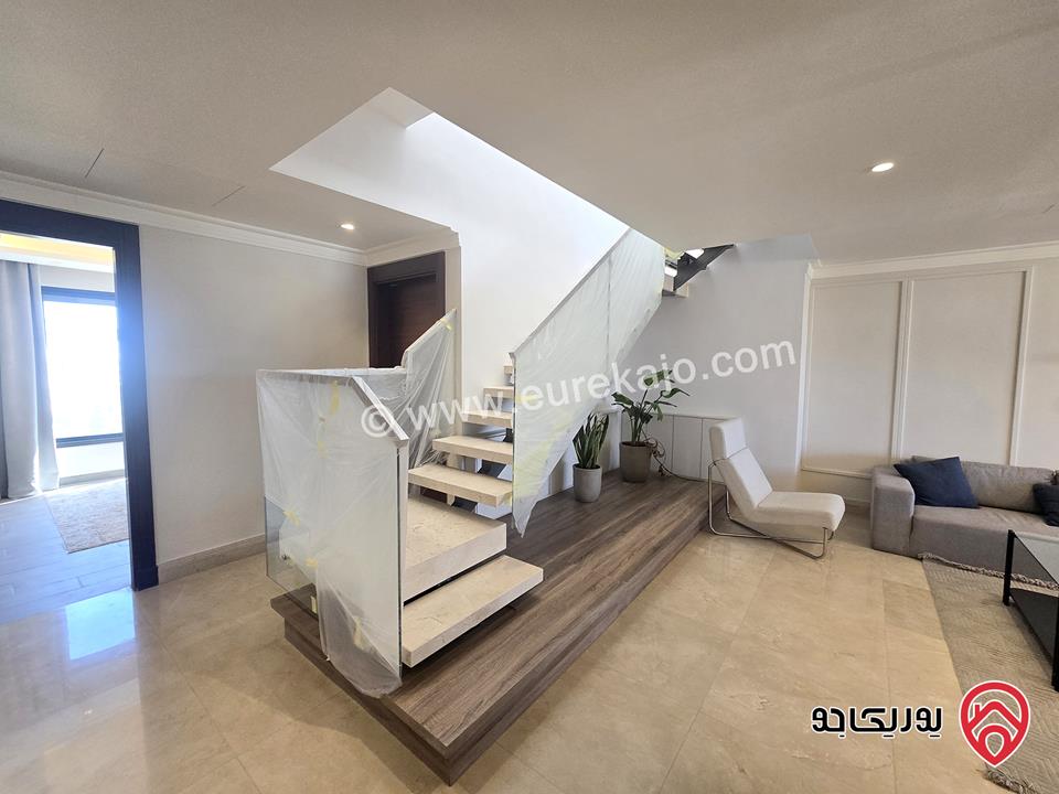 شقة مفروشة طابق ثالث دوبلكس مساحة 270م و للبيع في عمان - جبل عمان