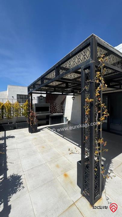 شقة فاخرة طابق أول مساحة 440م للبيع في عمان - رجم عميش