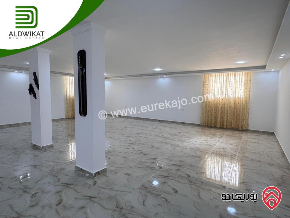 فيلا مستقلة للبيع في ناعور / شارع السلام مساحة الارض 900م ومساحة البناء 1000م ومساحة الحديقة 300م ومساحة الترس 100م