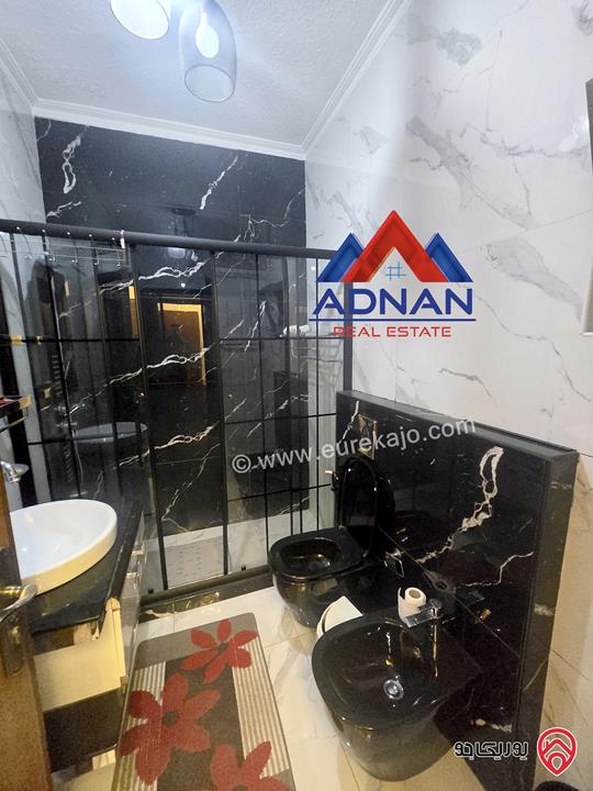 شقة ارضية مساحة 170م داخلي و 100م خارجي للإيجار الفارغ في عمان - الرابية