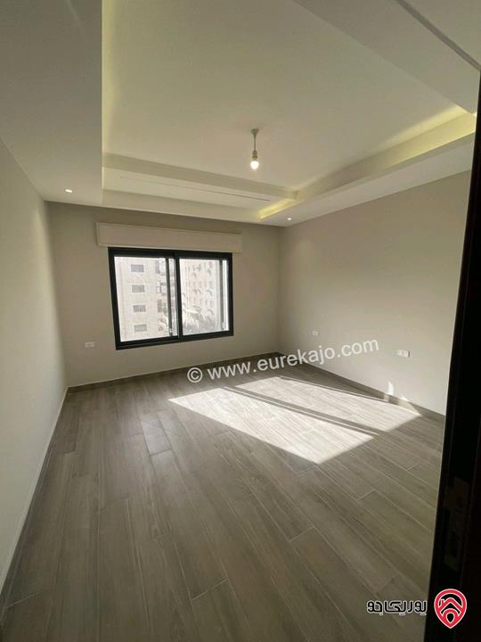 شقة ارضية مساحة 260م داخلي و 200م خارجي للبيع في اربد