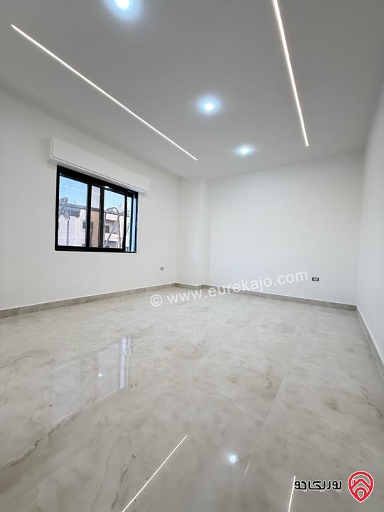 شقة طابق ثالث مع روف مساحة 210م للبيع في عمان - طبربور