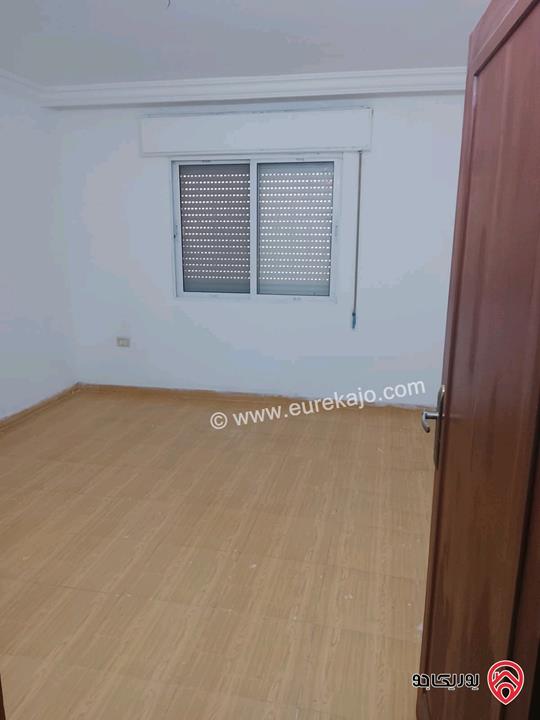 شقة تسوية مفرغة مساحة 165م داخلي و 60م خارجي للبيع في اربد