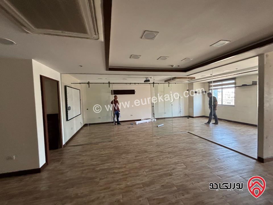 مكتب مميز مساحة 102م للايجار او للبيع في عمان - السابع منطقة حيوية جدا جاهز للاستعمال ديكور كامل