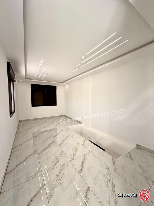 شقة مميزة طابق اخير مع روف مساحة 166م للبيع في عمان - منطقة عدن