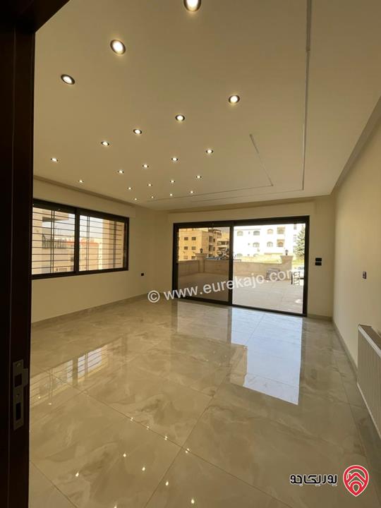 شقة تشطيب سوبر ديلوكس طابق أرضي مساحة 205م داخلي و 65م خارجي مع كراج ومدخل خاص للبيع في عمان - البنيات