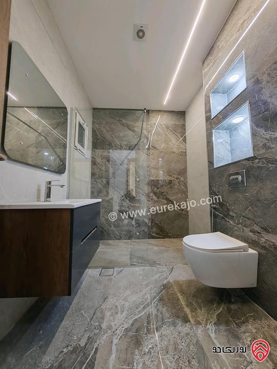 شقة طابق ثالث مع روف دوبلكس مساحة 210م للبيع في عمان - الجبيهة 