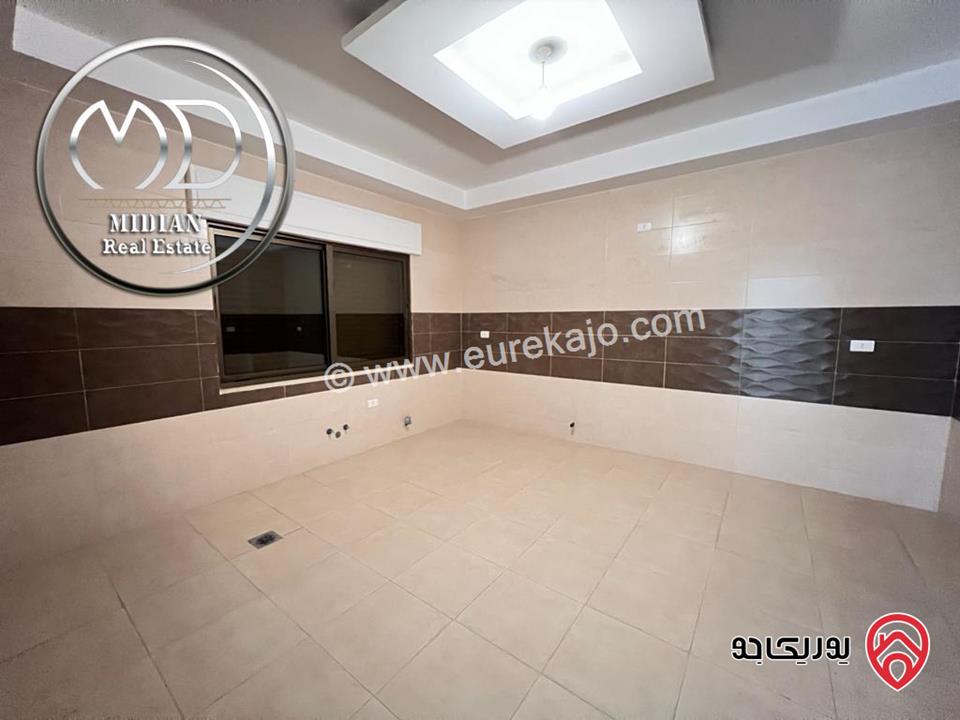 شقة ارضية جديدة مساحة 205 م مع ترس 25م سوبر ديلوكس للايجار في عمان - دير غبار