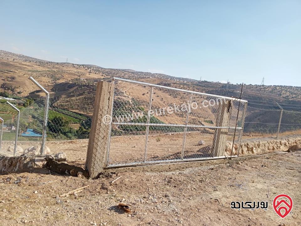 أرض مساحة 3 دونم و 796م قوشان مستقل للبيع من المالك مباشرة في جرش مطلة على سيل جرش، سنسال متر وشيك ارتفاع مترين على كامل القطعة بالاضافة الى شجر زيتون وحمضيات عدد 70