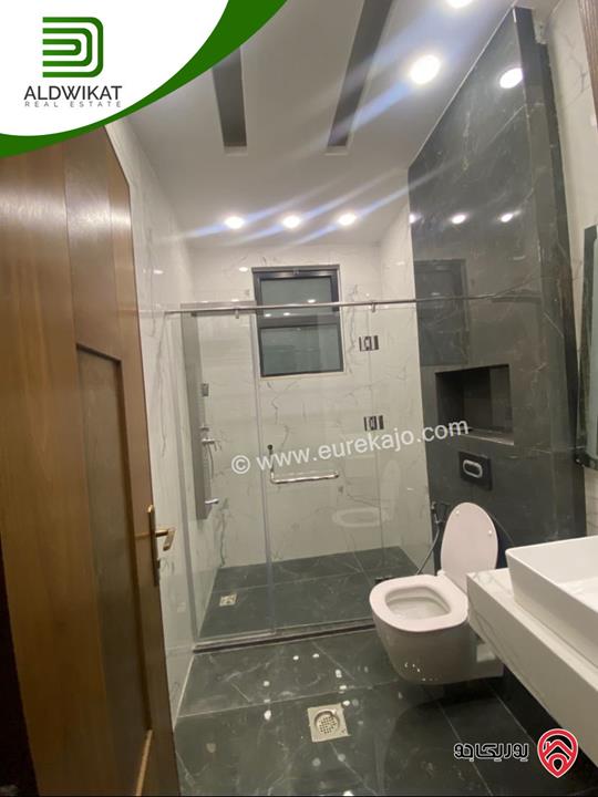 شقة مميزه للبيع في عمان - الجبيهة شبه ارضي اطلالة بانوراما على مطل الجبيهه مساحة البناء 192م ومساحة الترس 25م بلكونه 30م