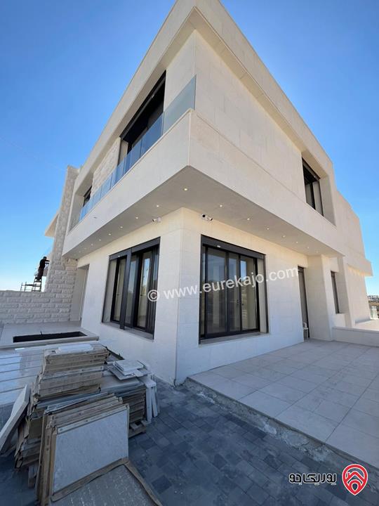 فيلا مساحة 700م على أرض 600م للبيع في عمان - دابوق باطلالة خلابة مع بركة سباحة