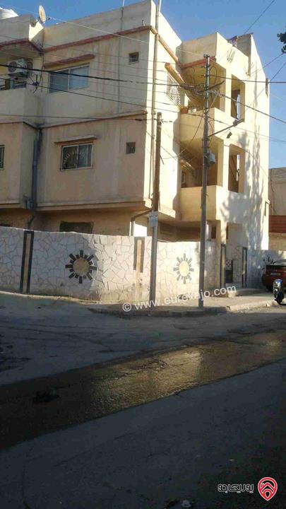 عمارة مساحة 450م على أرض 300م للبيع في الزرقاء بسعر مغري بسبب السفر 