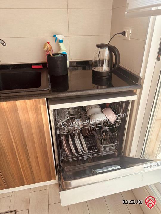 شقة فاخرة مفروشة طابق ثالث مساحة 107م للايجار في عمان - دير غبار