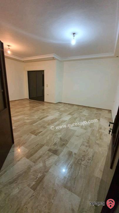 شقة شبه ارضية مساحة 190م داخلي و 200م خارجي فارغة للايجار في عمان - ضاحية النخيل