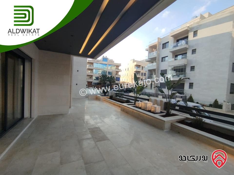 شقة أرضية للبيع في رجم عميش / طريق المطار مساحة البناء 242م ومساحة الحديقة والترس 220م