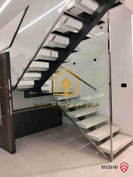 شقة طابق ثالث مع روف دوبلكس مساحة 185م فارغة للإيجار في عمان - الجندويل 